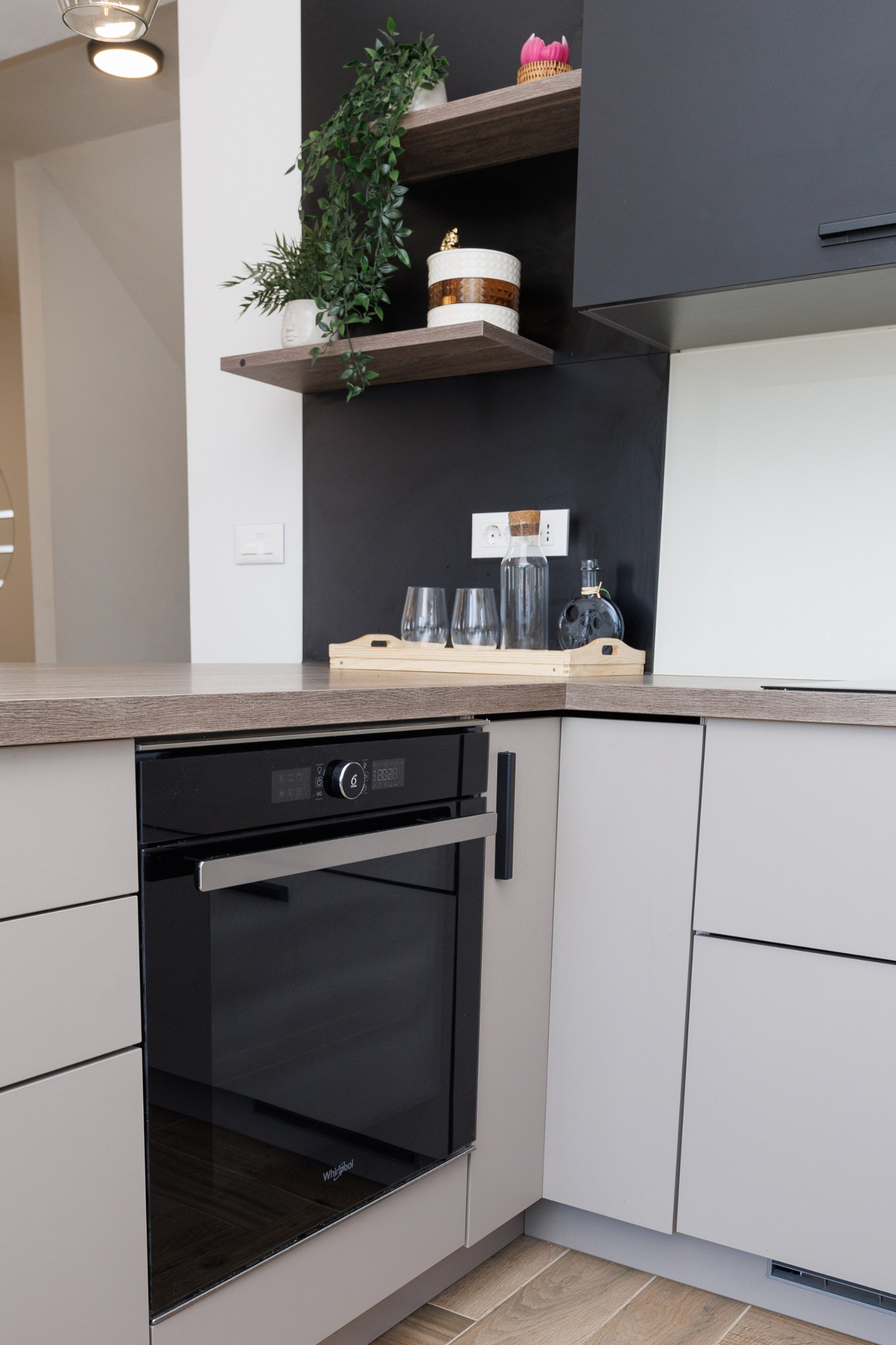 Whirlpool oven and shelving